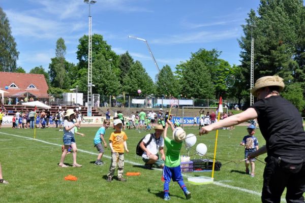 Kinder und "DE HÜGELFÜX" erobern das Volksbank Stadion