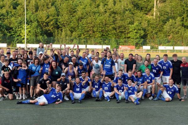 Gruppenfoto - Schöne Geste nach dem Pokalendspiel