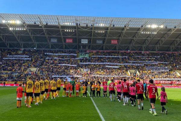 SSV Kicker als Einlaufkinder bei Dynamo Dresden 